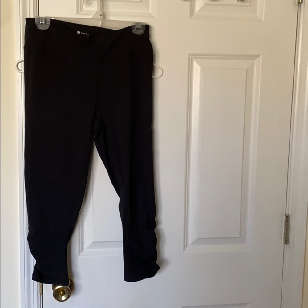 Black capris (leggings)